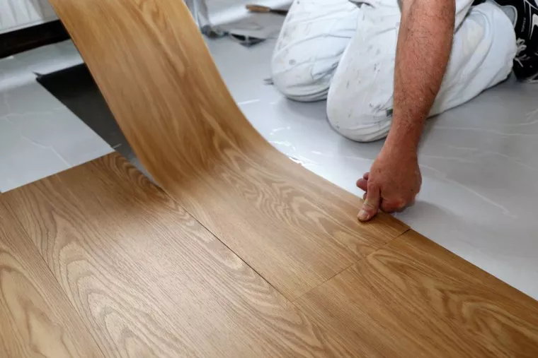 Quel revêtement poser sur un sol stratifié dans une maison ancienne à Compiègne ?, Compiègne, SI C DECO