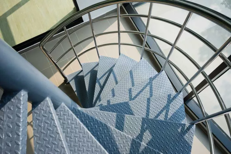 Repeindre un escalier usé par le passage de personnes dans une maison familiale, Compiègne, SI C DECO