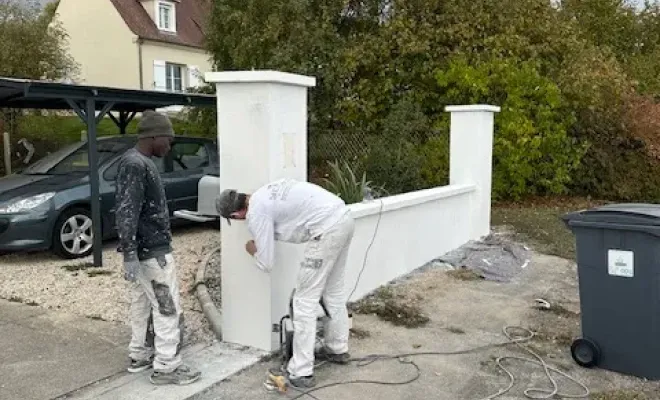 Nettoyage haute pression et application d'un primaire pour un mur de clôture, Compiègne, SI C DECO