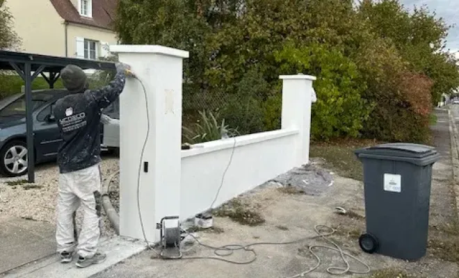 Nettoyage haute pression et application d'un primaire pour un mur de clôture, Compiègne, SI C DECO